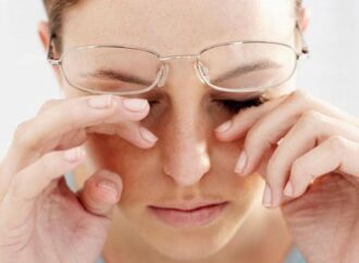 Чому болять очі: причини та лікування