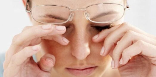 Почему болят глаза: причины и лечение
