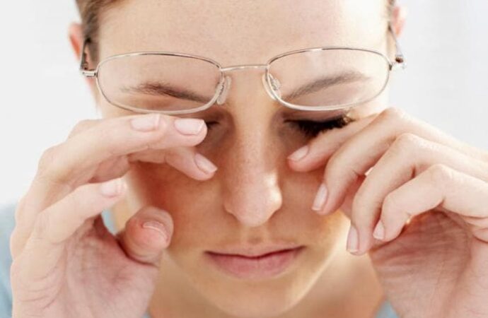 Почему болят глаза: причины и лечение
