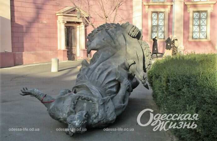 Демонтированные памятники переселились во дворы одесского Худмузея: (фотофакт)