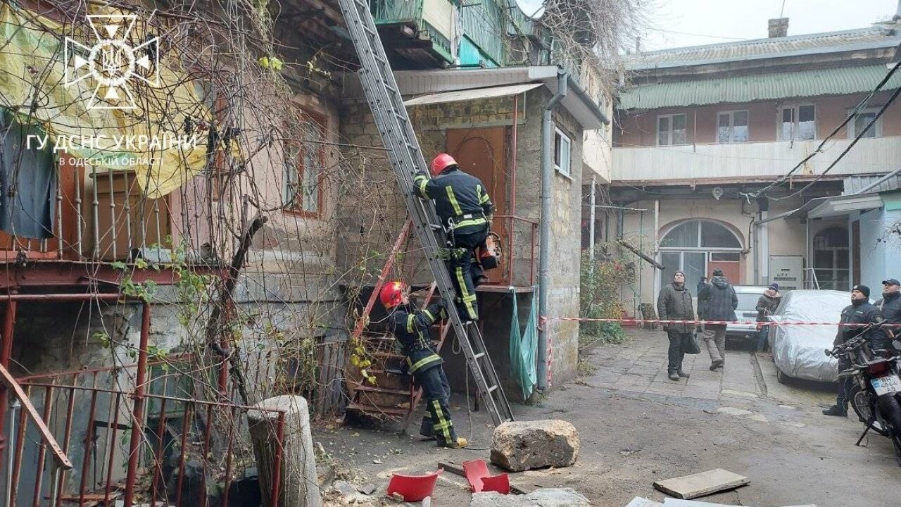 В центре Одессы рухнула крыша старого дома, заблокировав жильцов | Новости  Одессы