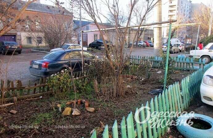 Одесская Михайловская, забор, шины