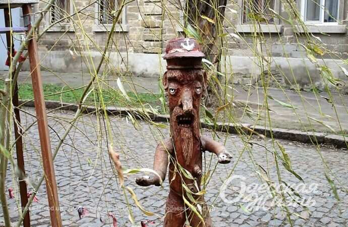 Палисадник на Молдаванке, Некто