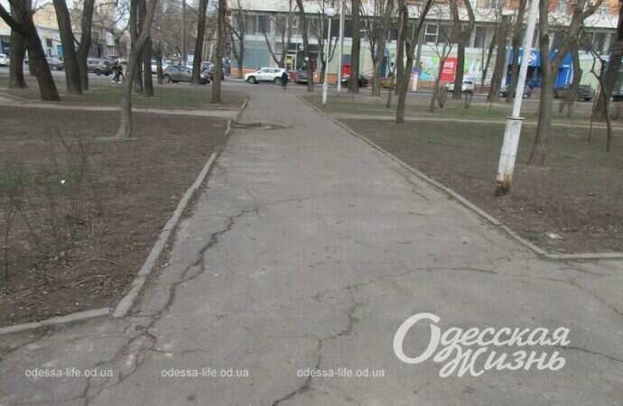 Серединский сквер, дорога