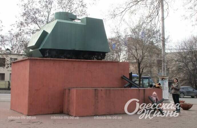 Серединский сквер, танк