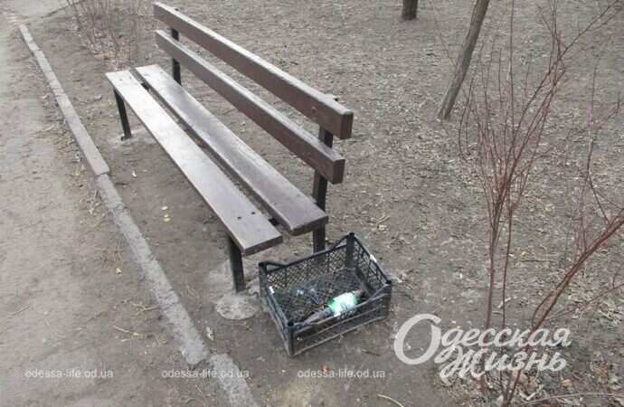 Серединский сквер, скамейка