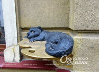 В Одессе появилась скульптура кота Тайсона – талисмана школы Костанди (фото)
