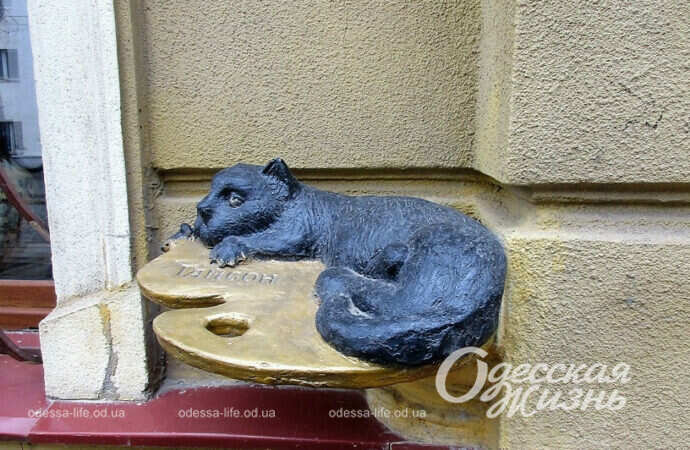 В Одесі з’явилася скульптура кота Тайсона – талісмана школи Костанді (фото)