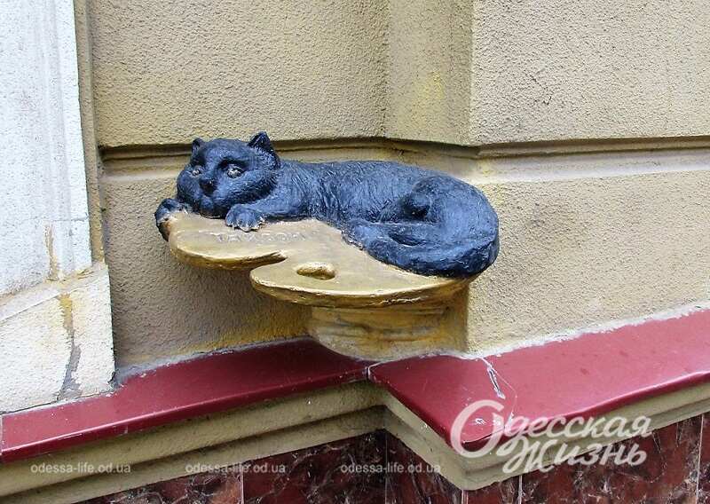 Скульптура кота Тайсона біля школи ім. Костанді в Одесі