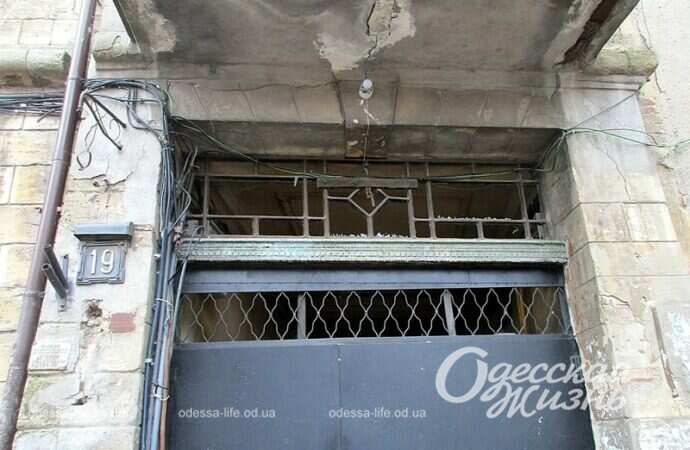 "Дом со святой" в Одессе, ворота