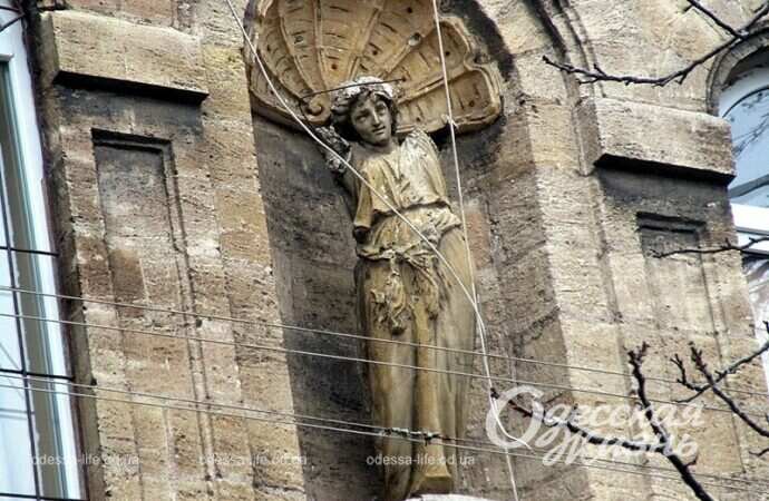 Скульптура в нише одесского дома