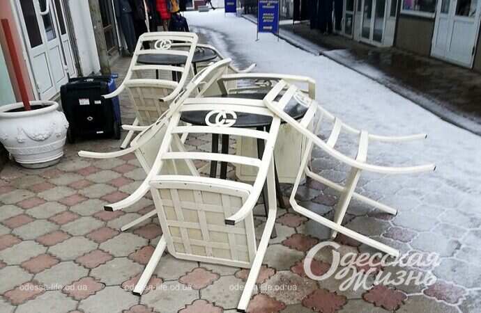 Январь в Одессе, кафе, стулья