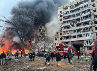 У Дніпрі російська ракета зруйнувала під’їзд багатоповерхівки – є загиблі (фото, відео)