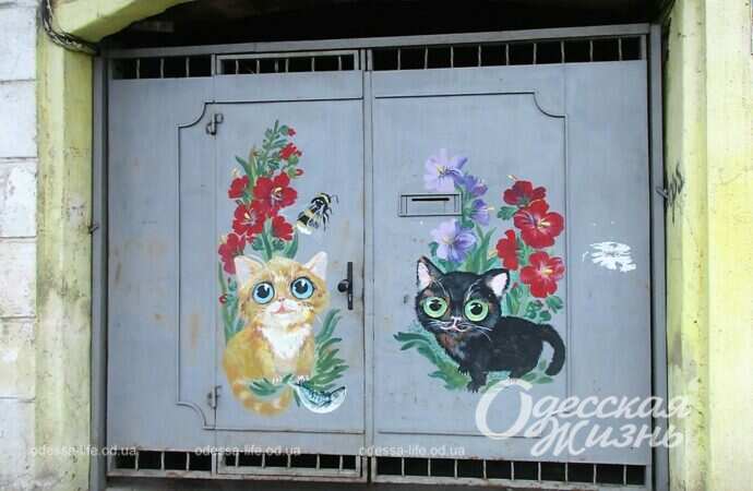Одесские штучки: котики на воротах, собачки на фасаде (фотофакт)