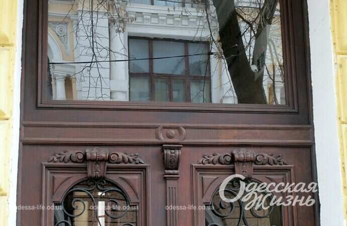 Отреставрированные двери в доме Навроцкого