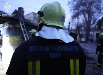 Пожар в Одессе: на Молдаванке спасли хозяина захламленной квартиры (фото)