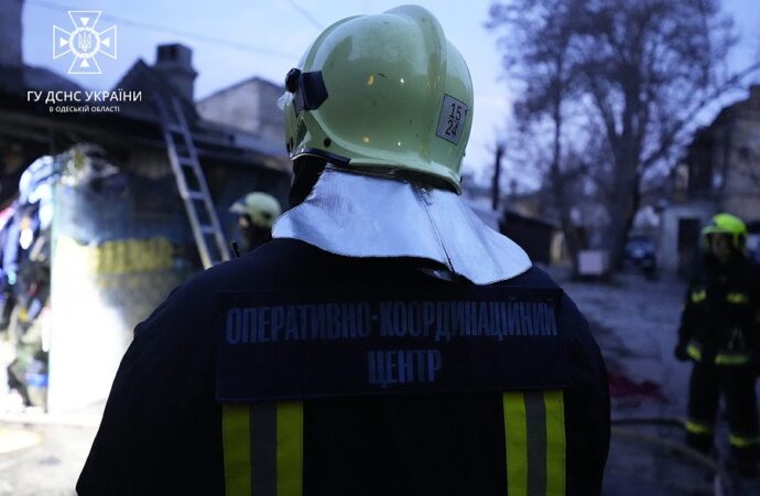 Пожар в Одессе: на Молдаванке спасли хозяина захламленной квартиры (фото)