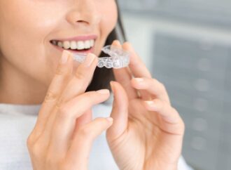 Вирівнювання зубів без брекетів в Одесі: найчастіші питання відвідувачів Premium Dent
