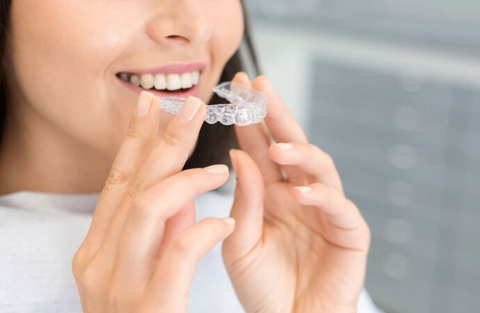 Вирівнювання зубів без брекетів в Одесі: найчастіші питання відвідувачів Premium Dent