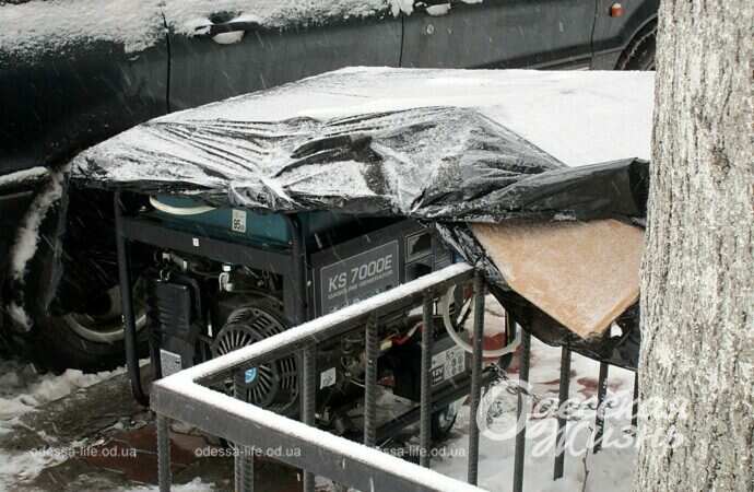 генератор укрыт от снега