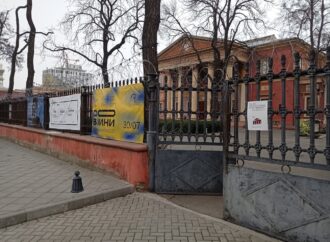 Забитий та заклеєний: як Одеський художній музей виживає під час війни
