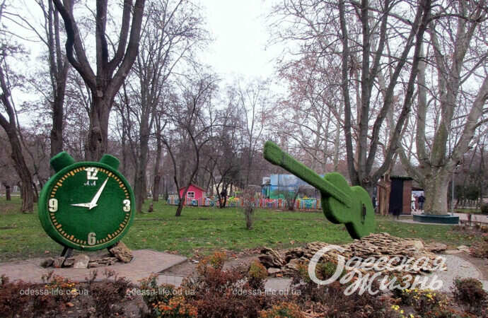 Парк на одесских Черемушках: Эйфелева башня, площадка для влюбленных и енот Вова (фото)