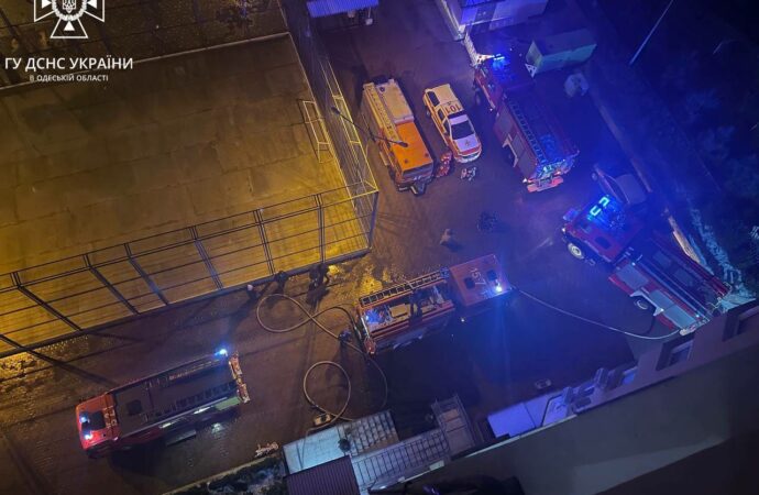 вид сверху на пожарные машины