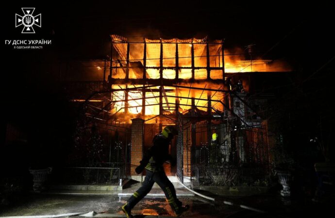 Сильна пожежа під Одесою знищила три будинки (фоторепортаж)