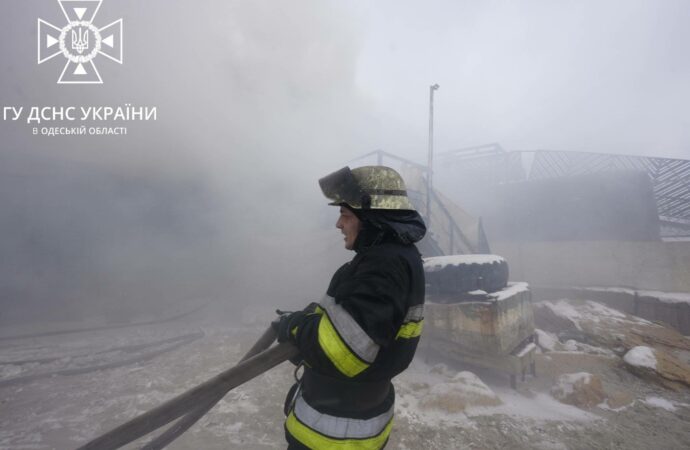 пожарный тушит кафе на пляже