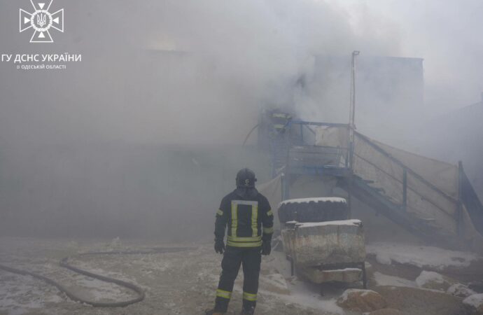 пожарный перед горящим кафе