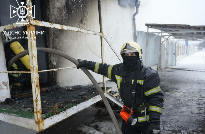 пожарный перед горящим кафе