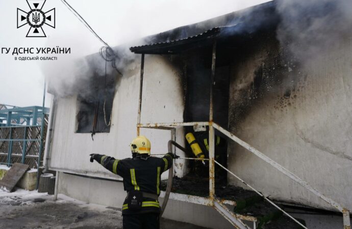 пожарный тушит кафе на пляже