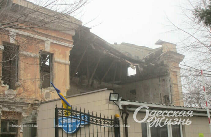 В бывшем роддоме в парке Шевченко обрушились части кровли и фасада
