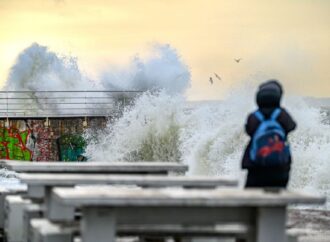 Волнорезы, чайки и огромные волны: фотограф снял шторм на одесском побережье (ФОТО)