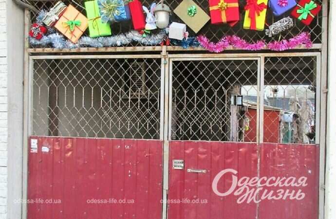 В Одесі старі ворота перетворили на новорічну казку (фотофакт)