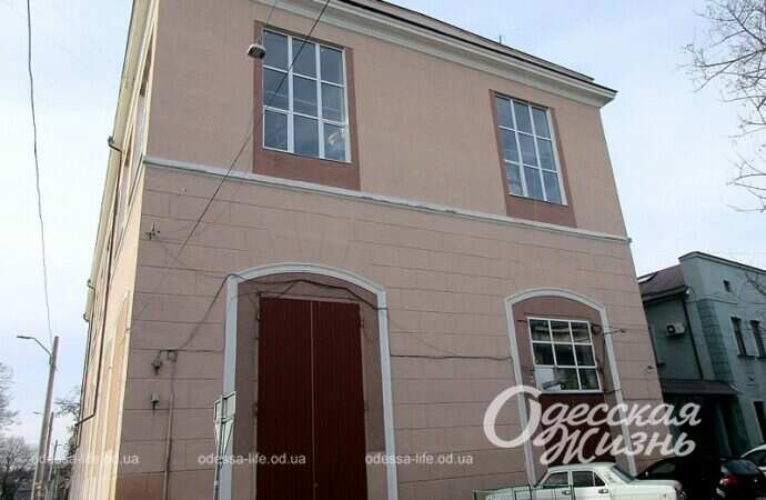 Одесская улица Садиковская, авто у дома