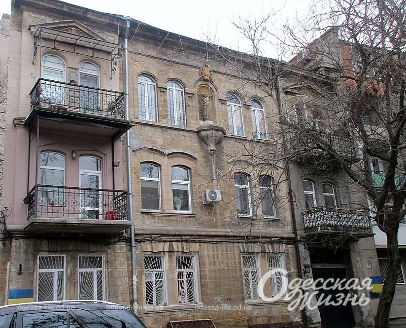 Одеська вулиця Садиківська, Будинок зі святої
