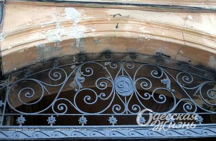 Одесская улица Садиковская, вензель на старинных воротах