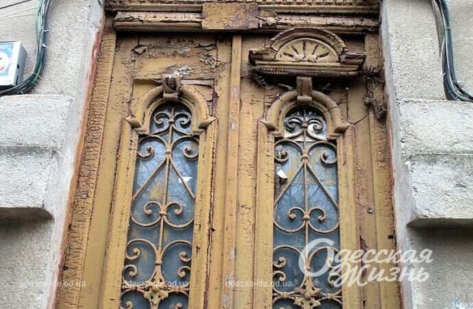 Старинные двери на улице Садиковской в Одессе