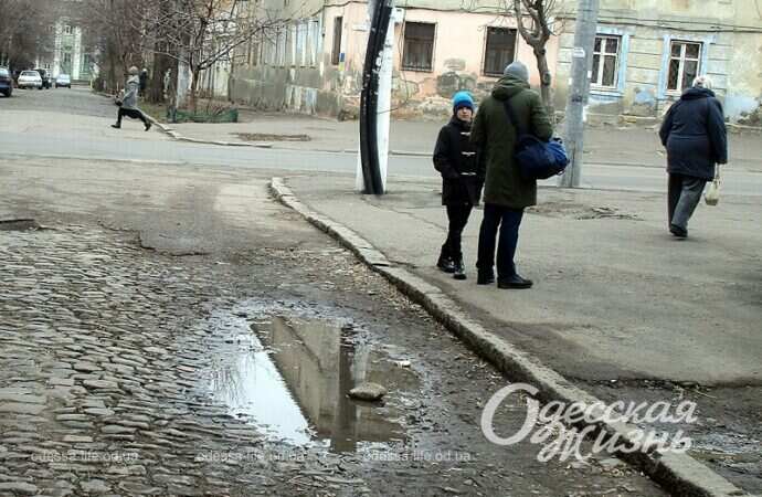 Одесская улица Садиковская, лужа, прохожие
