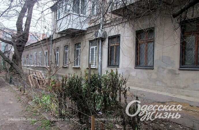 Одесская улица Садиковская, дом с балконом