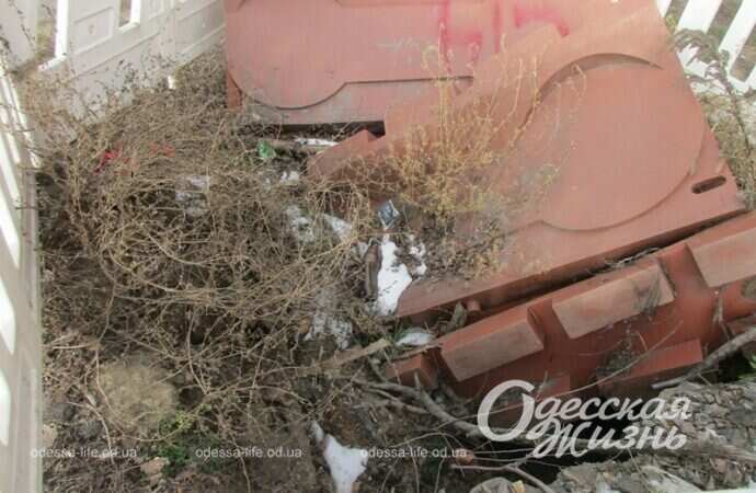 Провал в Херсонском сквере