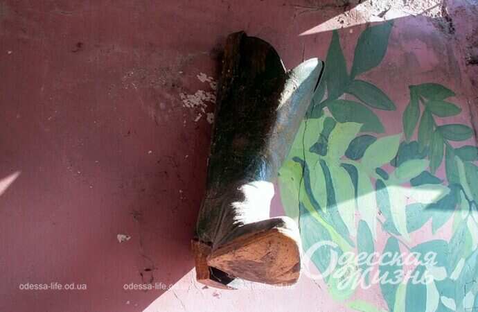 Сапог на фасаде мастерской