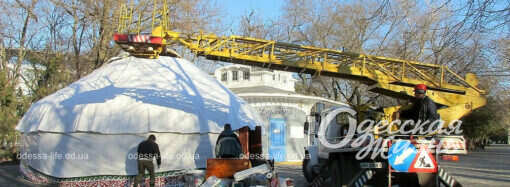 В дар одесситам: в парке Шевченко устанавливают казахскую юрту (фоторепортаж)