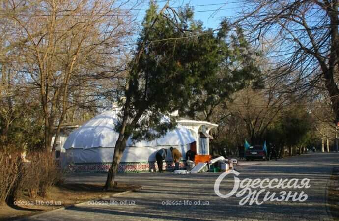 В одесском парке устанавливают Юрту Незламностi