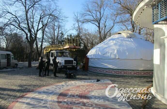 Юрта Незламності в одесском парке, установка