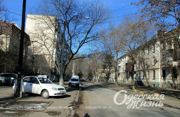 Одесская улица Головковская: домов нестройные ряды, неожиданные арт-объекты и скамейка запасных