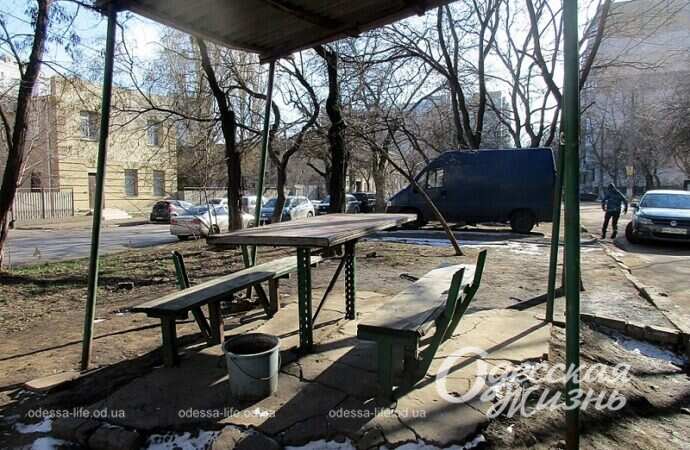 Одесская улица Головковская, столик и скамейки