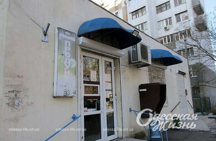 Одесская улица Головковская, двери с навесом