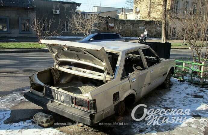 Одесская улица Головковская, заброшенное авто